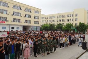 四川职业院校安全管理大新闻 2019合江县少岷职业技术学校开展校园违禁物品排查收缴工作