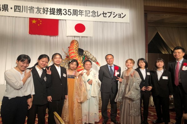 李云泽副省长亲切问候成都铁路卫校留学生现场