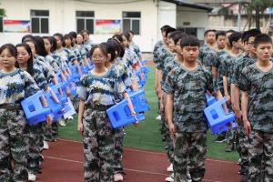 成都中专学校军训正当时 2019年成都市蜀兴职业中学军训让青春迈开正步!