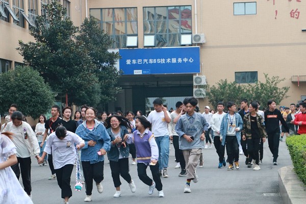 四川科华高级技工学校举行2019年应急突击疏散演练