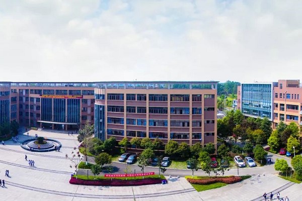 郫都区友爱职业技术学校校园一角