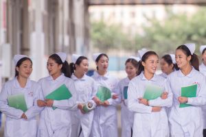 在成都中专学校读护理专业就业前景和就业方向
