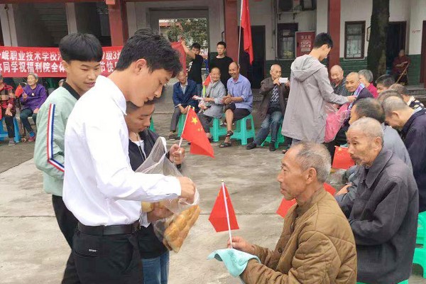 合江少岷职业技术学校师生到福利院看望慰问老人