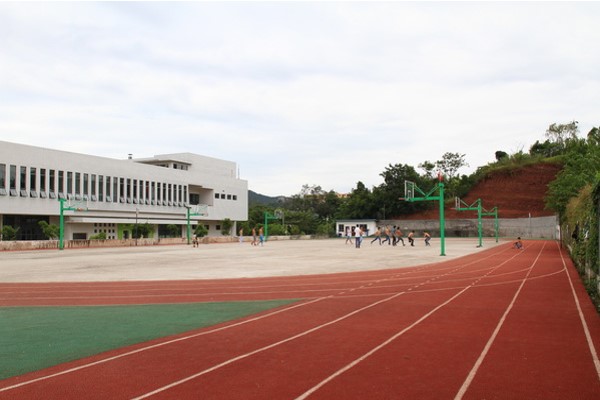 眉山市华西航空旅游学校操场