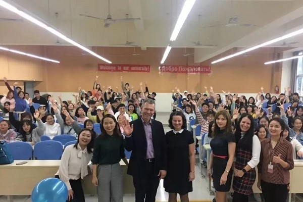 白俄罗斯国立大学等学校到四川现代艺术学校访问