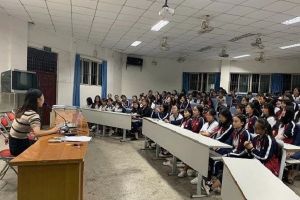 四川中专学校攀枝花经贸旅游学校举行心理健康讲座