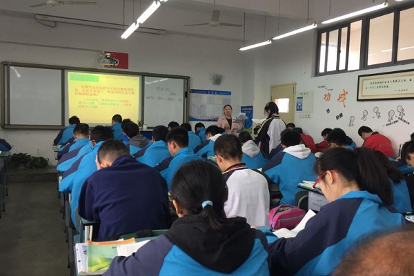 成都工程职业技术学校举行