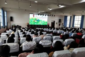 成都中专学校希望职业学校举行女生健康讲座