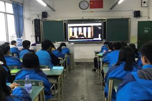 成都高中学校成艺附中举行法制讲座