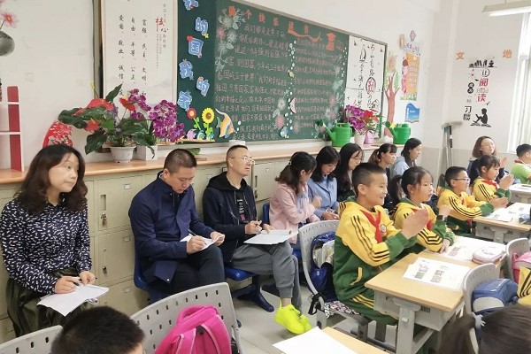 成都职业学校希望职业学校开展校级研讨