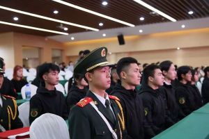 成都高校四川汽车职业技术学院举行国旗护卫队仪式