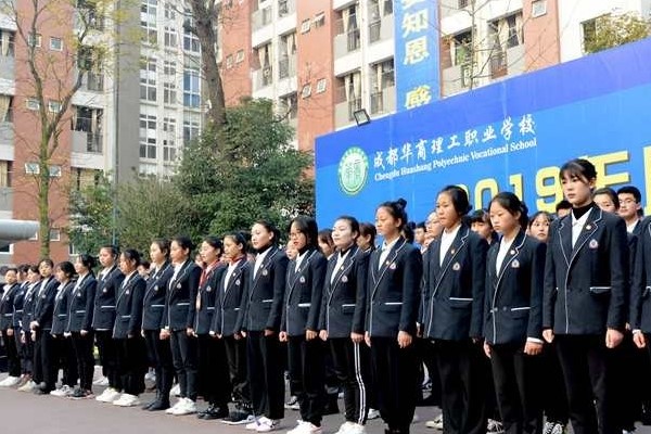 华商理工职业学校举行团员入团仪式