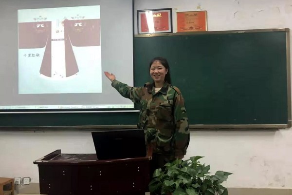 四川爱华学院举行动态广告展示课