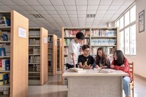 四川中职学校宜宾卫校为“9+3”新生发放冬装
