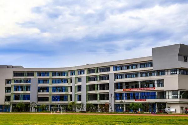 四川文化艺术学院