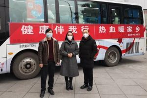 成都中专学校自贡职业技术学校党员带头无偿献血