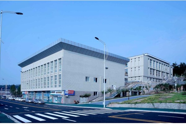 四川职业院校四川现代艺术学校开展外籍留校人员慰问活动