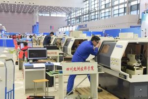 四川中职学校四川商贸职业学校致敬最美“逆行者”