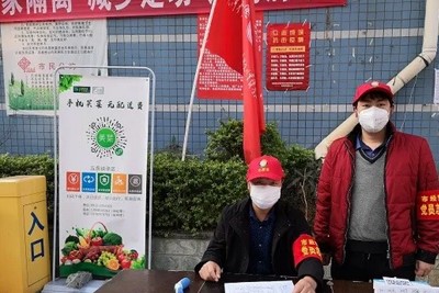 成都希望职业学校社区志愿者党员做表率