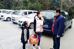 四川高职院校新闻|四川航天职业技术学院慰问扶贫派驻职工