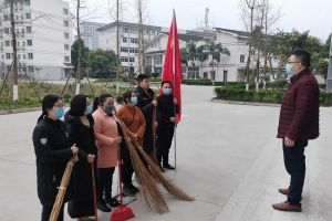 四川中职院校乐山市旅游学校开展周末卫生大扫除活动