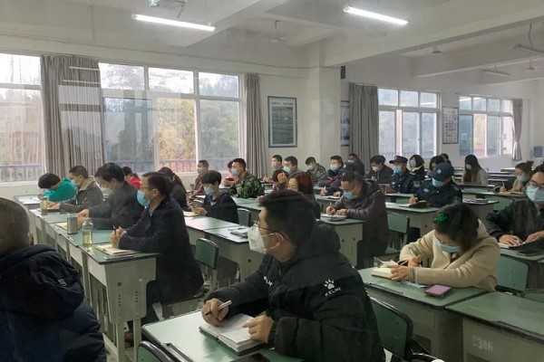 成都高中学校成艺附中开展防控培训会