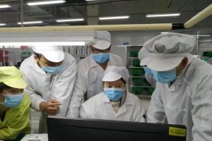 成都中专学校四川矿产机电技师学院送上雪中碳