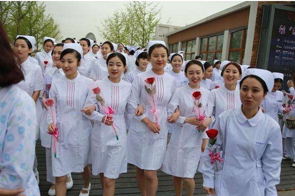 成都五月花学校2020开设出国高薪就业班