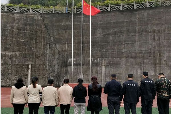天府信息学院师生悼因疫情牺牲烈士及同胞