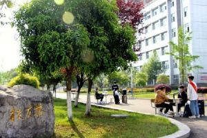 四川中职学校战疫迎复课 商贸职业学校开学啦