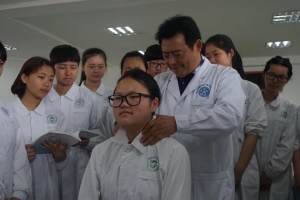 成都希望卫校学生在上操作课