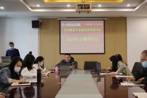 成都石化工业学校推进示范校建设