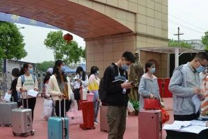 成都职业学校开学——华商理工学校第二批学生返校