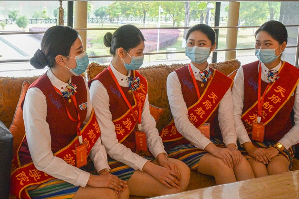成都中专学校天府新区航空旅游职业学院学子担任礼仪接待