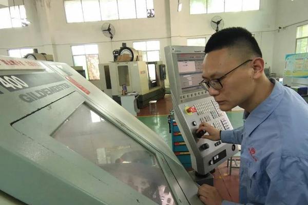 绵阳职业技术学院学子获五一劳动奖章
