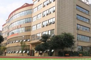 成都中专学校四川科华高级技工学校返校第一天