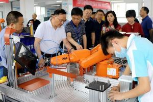 市人大主任一行到自贡职校视察四川中职学校教育工作