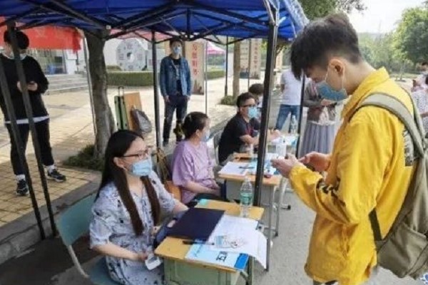 成都中职学校成都技师学院领导看望返校学子