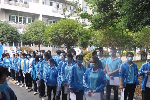 成都电子信息学校开展健康体检活动