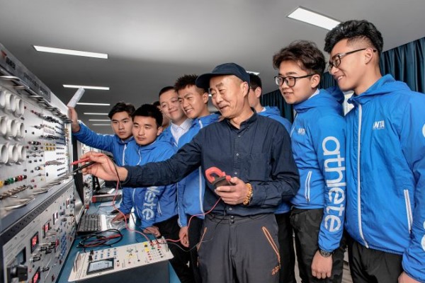 四川轻工工程学校学子在上专业课