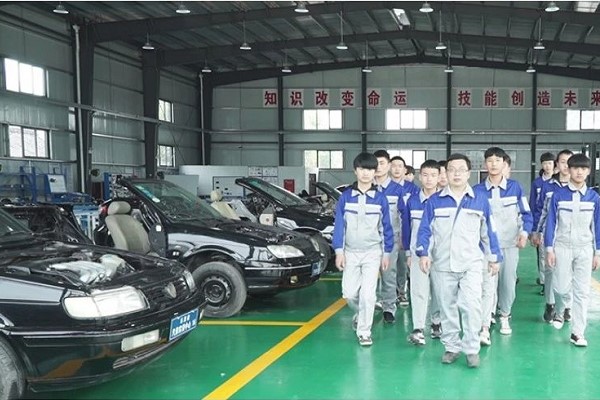 四川轻工工程学校汽车运用与维修专业学生