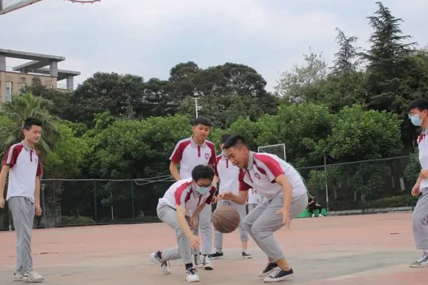 四川城市技师学院的孩子们