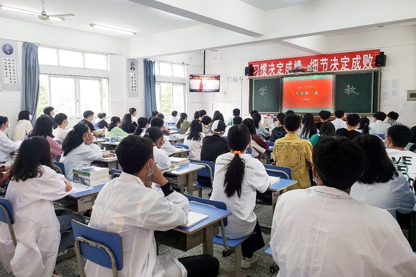 赵勇院长为四川理工技师学院同学们上“开学第一课”
