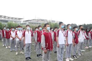 四川城市技师学院举行升旗仪式