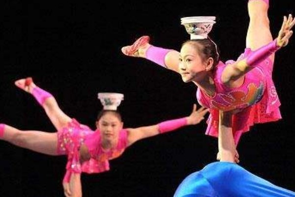 艺术学校学生在表演