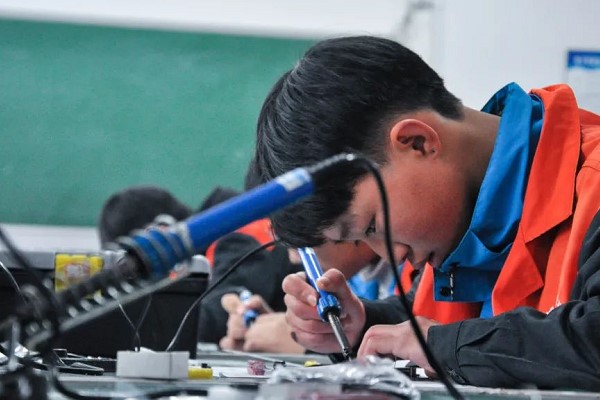 四川五月花技师学院电子技术应用专业学生