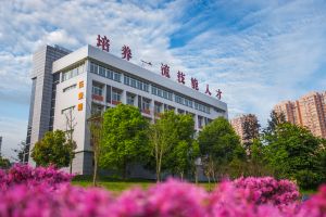 自贡职业技术学校顺利通过省二级达标验收