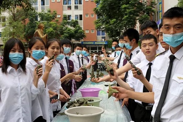 成都华商理工职业学校举行迎端午实践活动