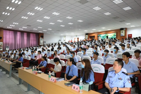 成都市郫都区友爱职业技术学校携手共育一份蓝天