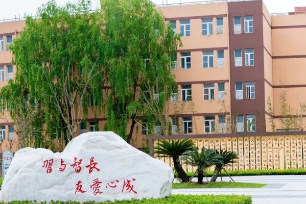 四川职业技术学校友爱职校开展建党99周年活动